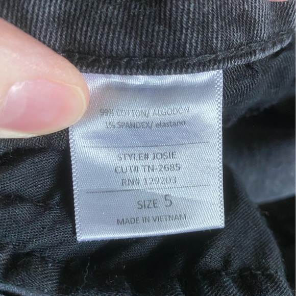 Carly Jean Los Angeles Cropped Black Jeans - Picture 5 of 6